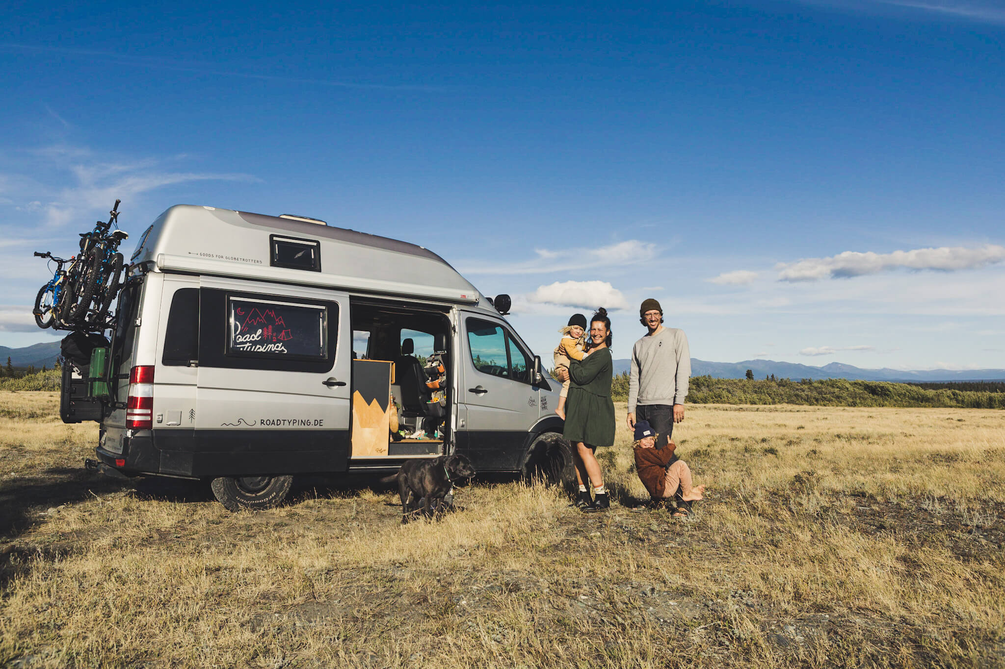 Mercedes Sprinter Campervan als Familiencamper mit zwei Kindern und HUnd