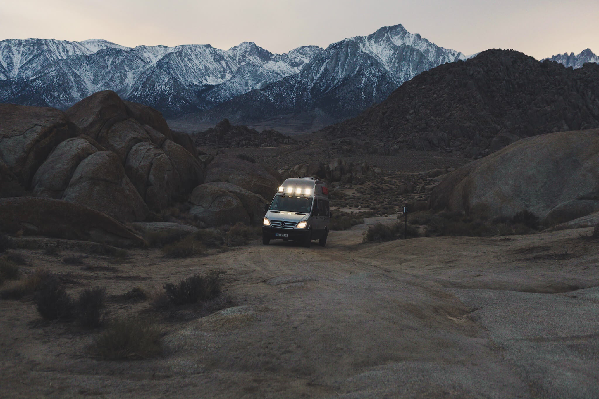 Sprinter Campervan mit Zusatzbeleuchtung von Osram in der Dämmerung in den Alabama Hills in Kalifornien