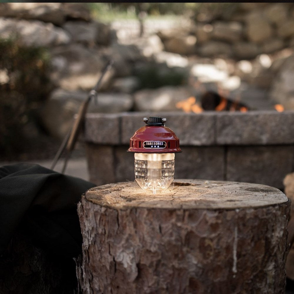 Barebones Campinglampe Beacon Light Leuchtfeuer rot detail auf einem Baumstumpf