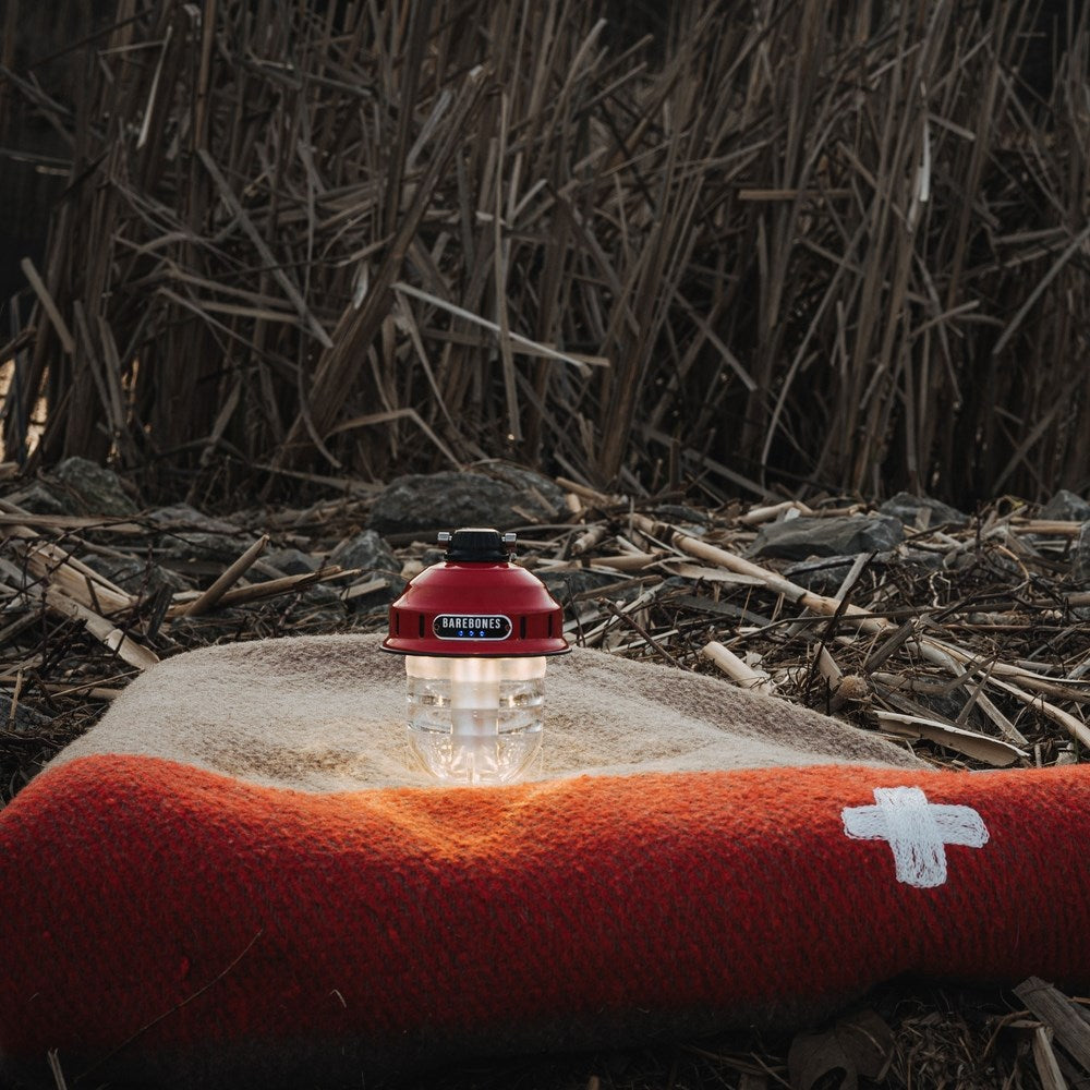 Barebones Campinglampe Beacon Light Leuchtfeuer rot detail auf einer Decke