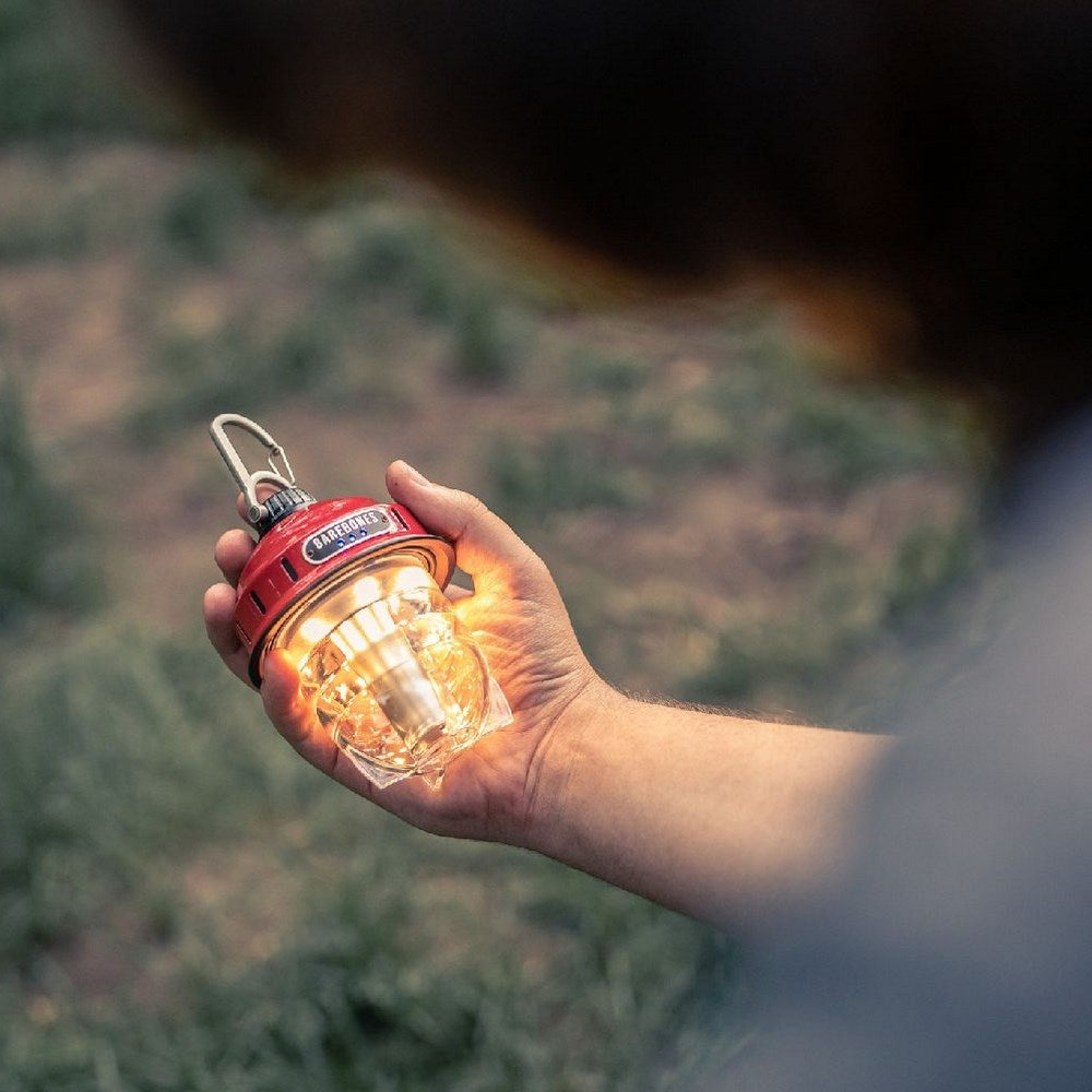 Barebones Campinglampe Beacon Light Leuchtfeuer rot in der hand