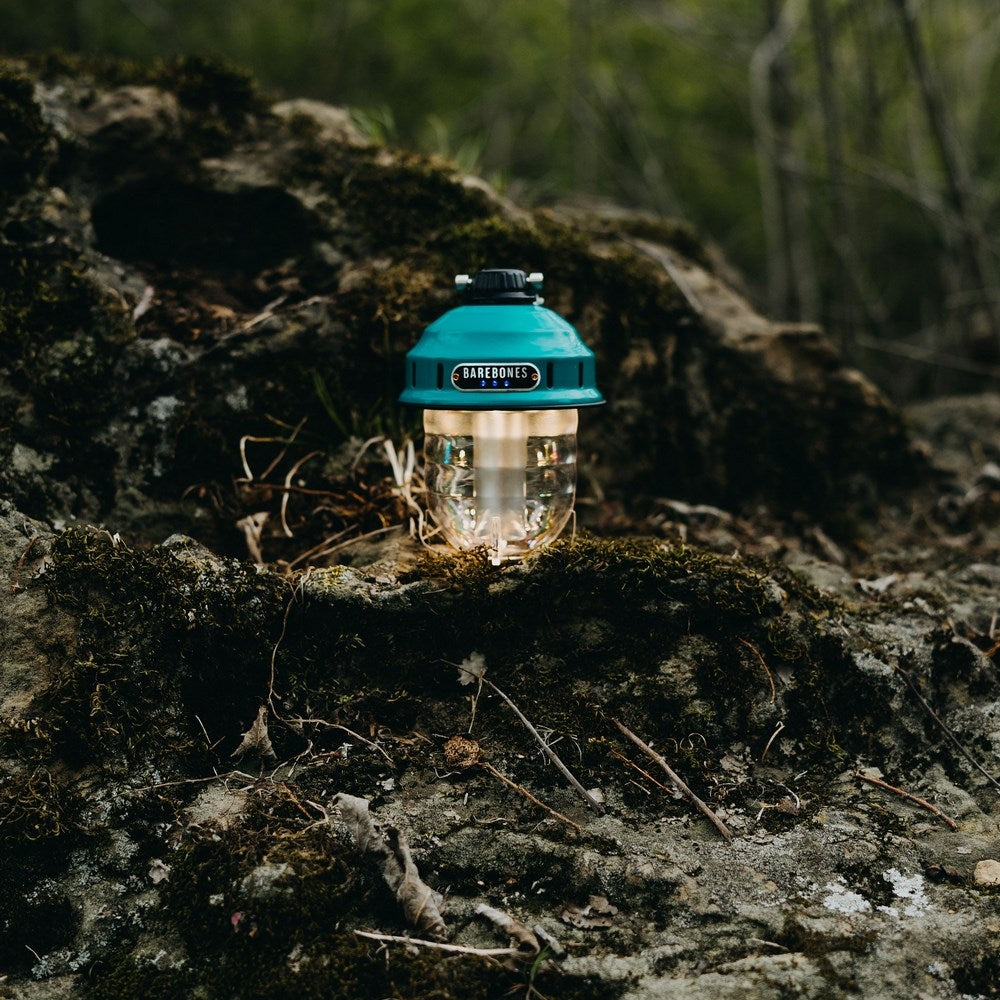 Barebones Campinglampe Beacon Light Leuchtfeuer Türkis Blau detail auf einem Stein