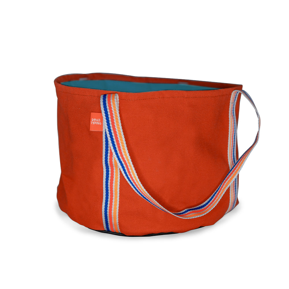 Roter Spüleimeraus Stoff, der wasserdicht ist.