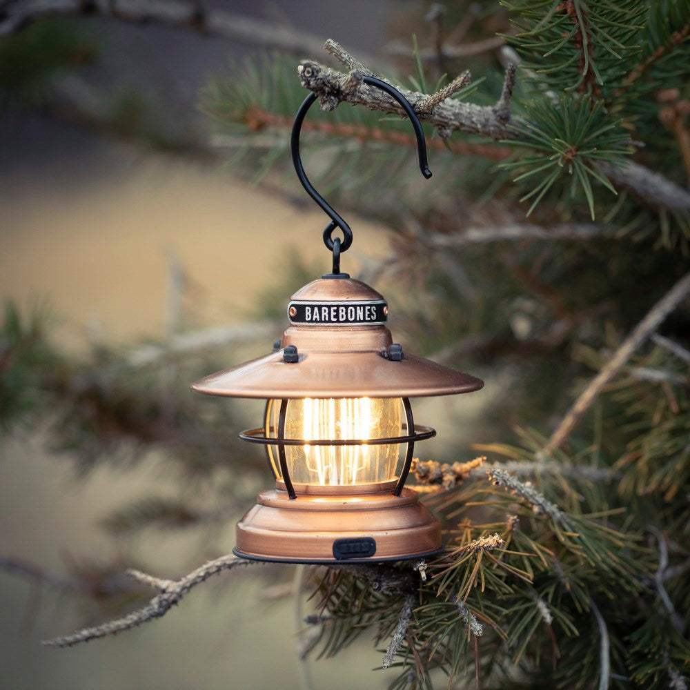kupfer retro Campinglampe Laterne von Barebones im Baum