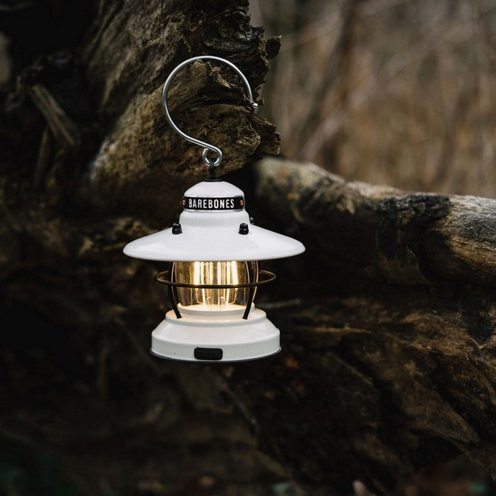 weiße retro Campinglampe Laterne von Barebones am Baum