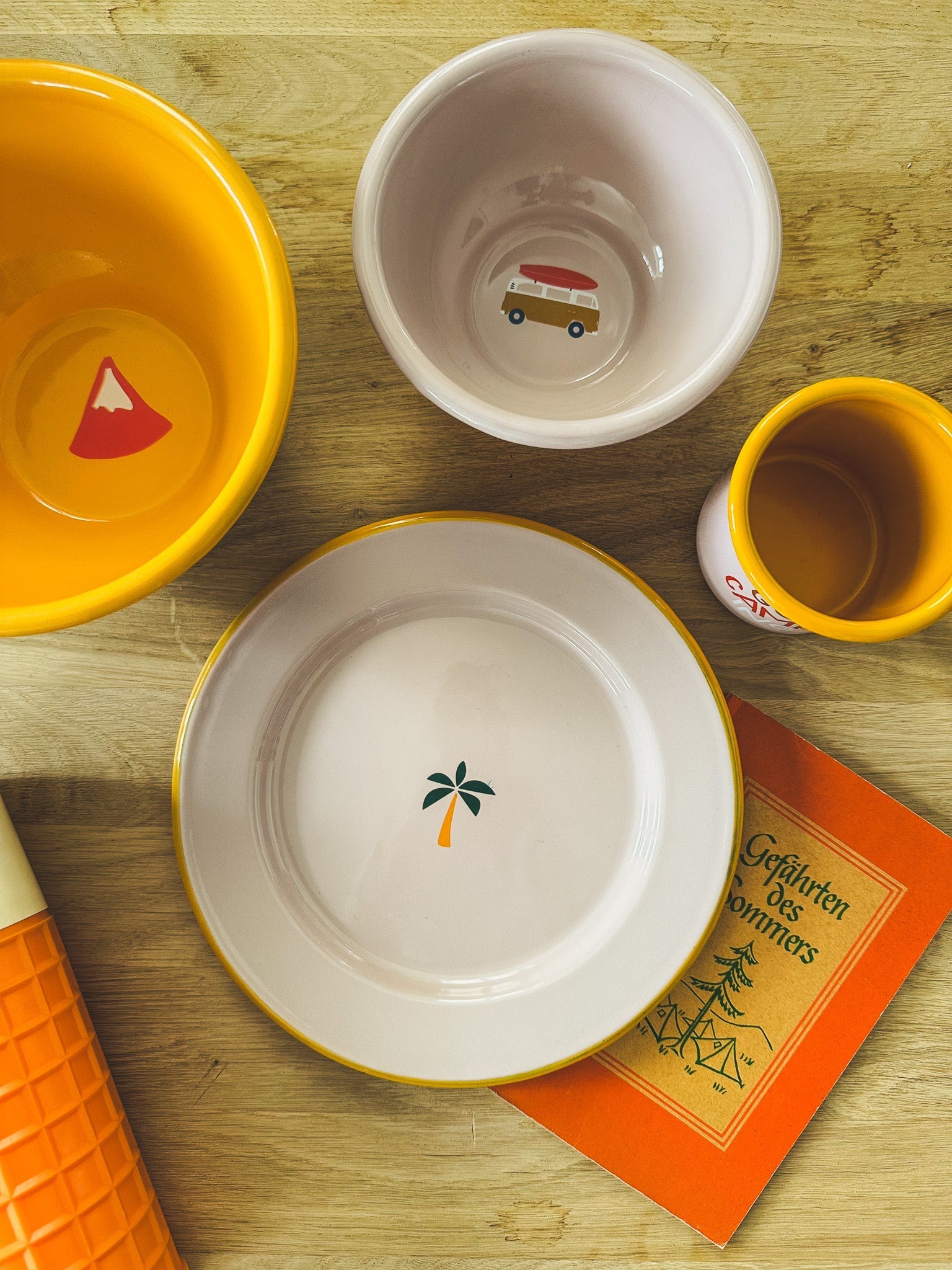 Camping Geschirr Set aus Emaille in Rosa und Gelb