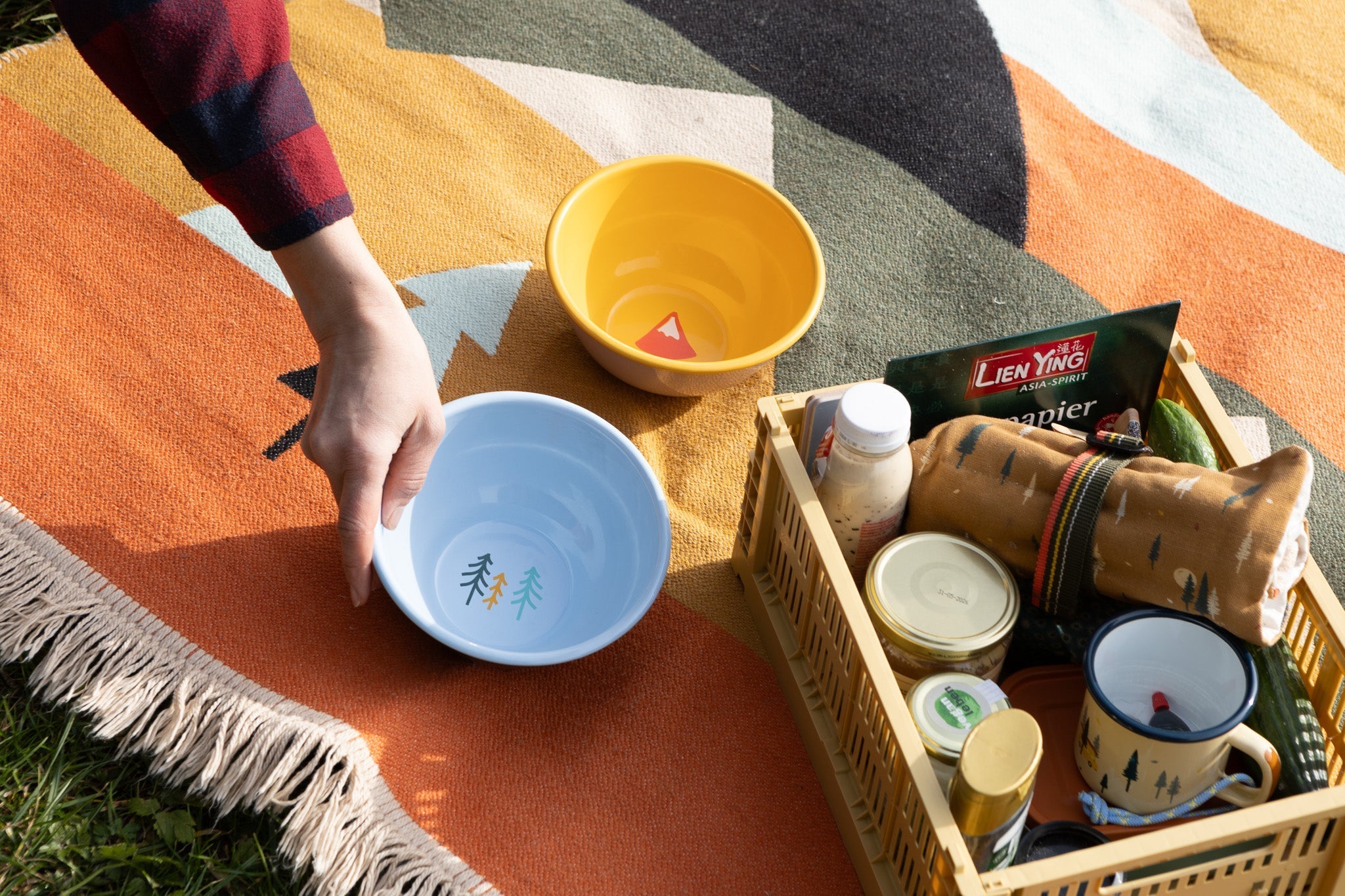 Emaille Schüsseln für Draußen in Gelb-Roda und Grün-Türkis