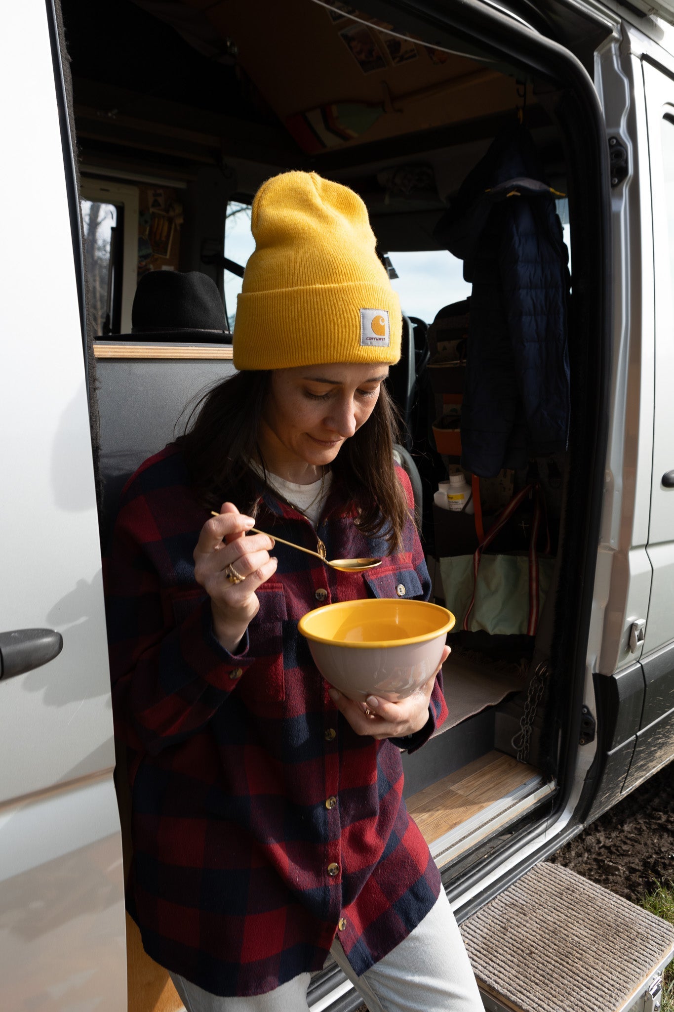 Frau vor dem Camper mit Emaille Schüssel in der Hand