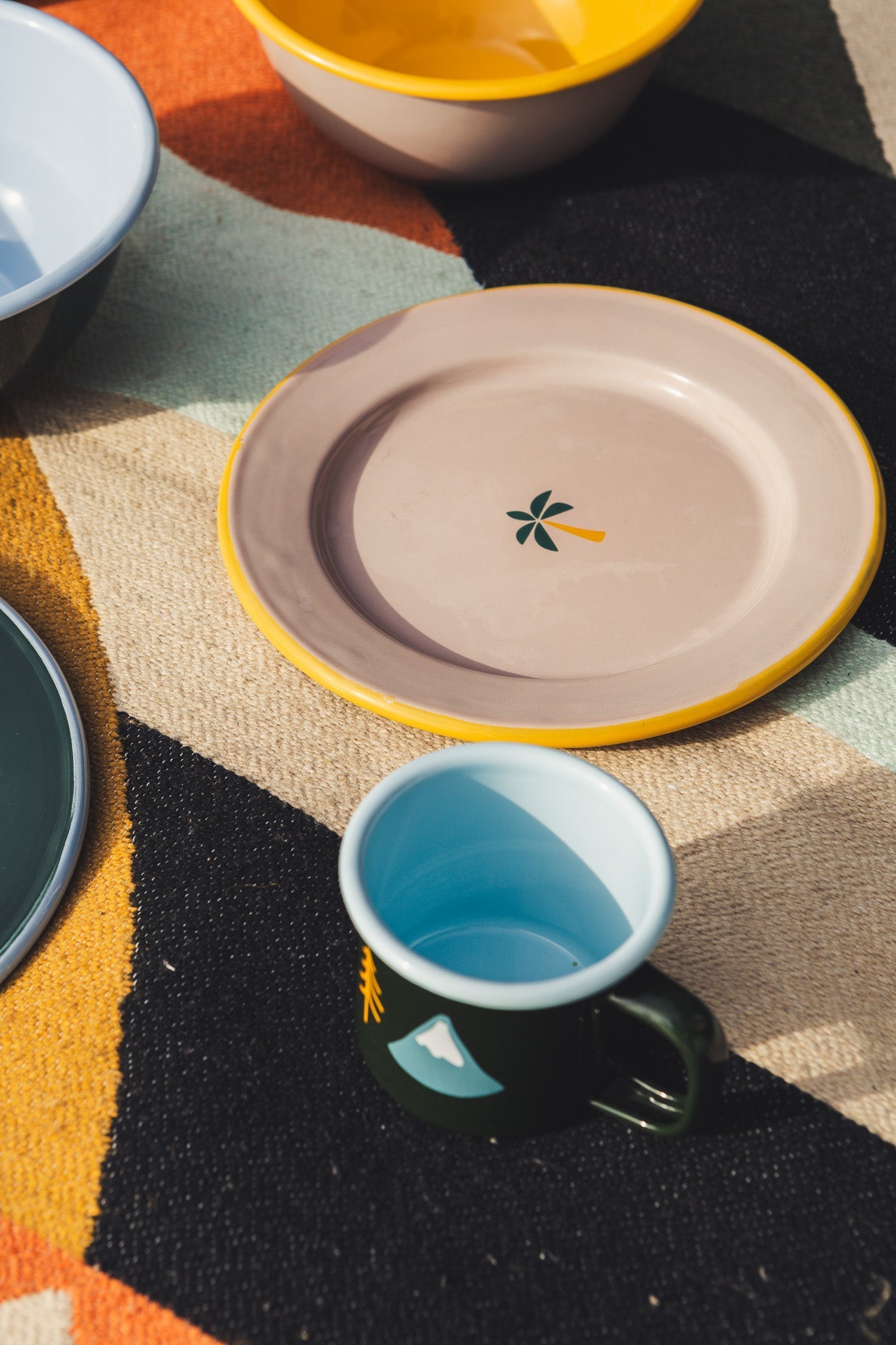 Rosa gelber Camping Teller aus Emaille mit Palme