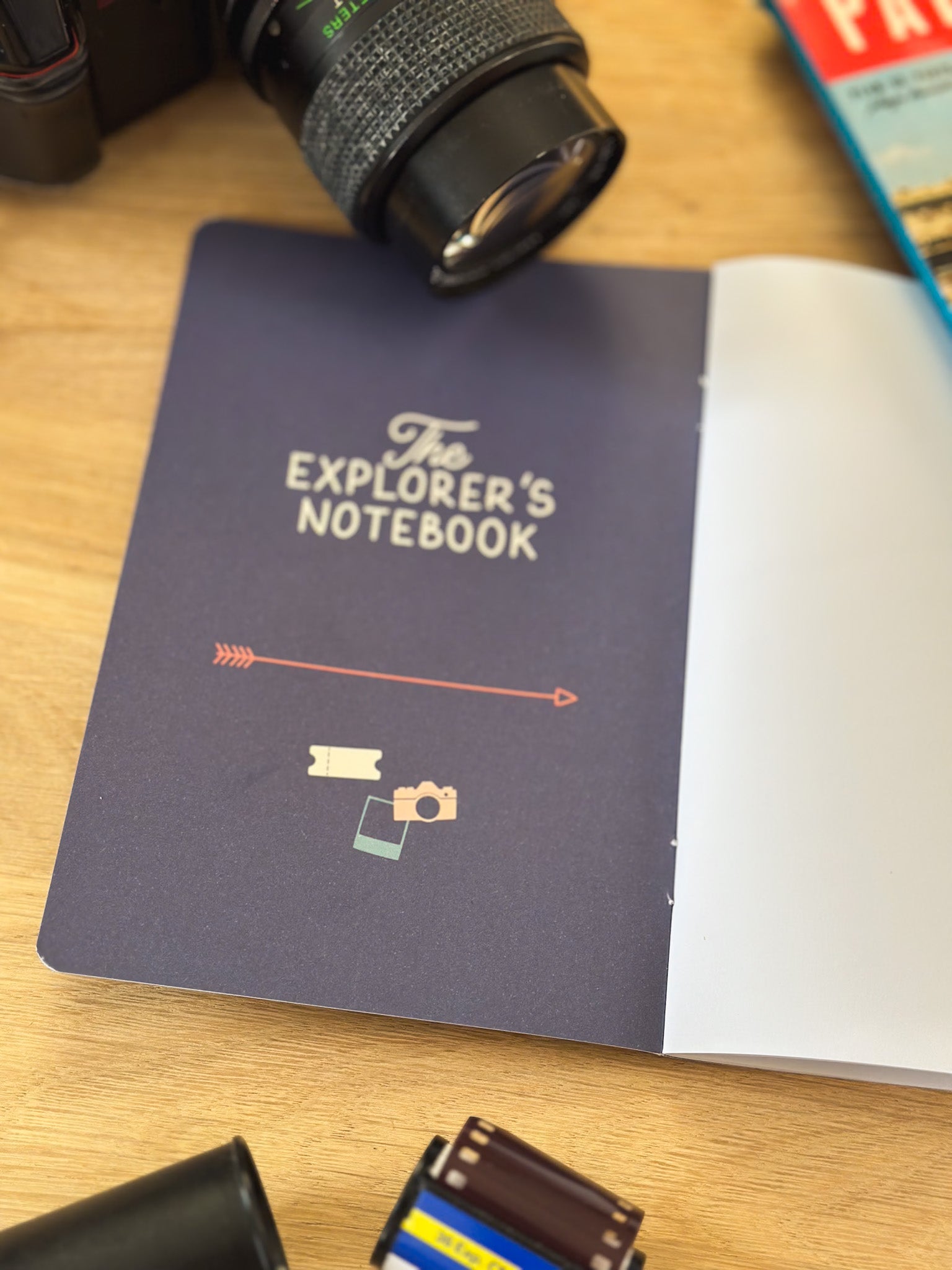 Reisetagebuch The Explorers Notebook Band 4 Stadtbummel Erste Seite mit alter Kamera daneben und Illustrationen 