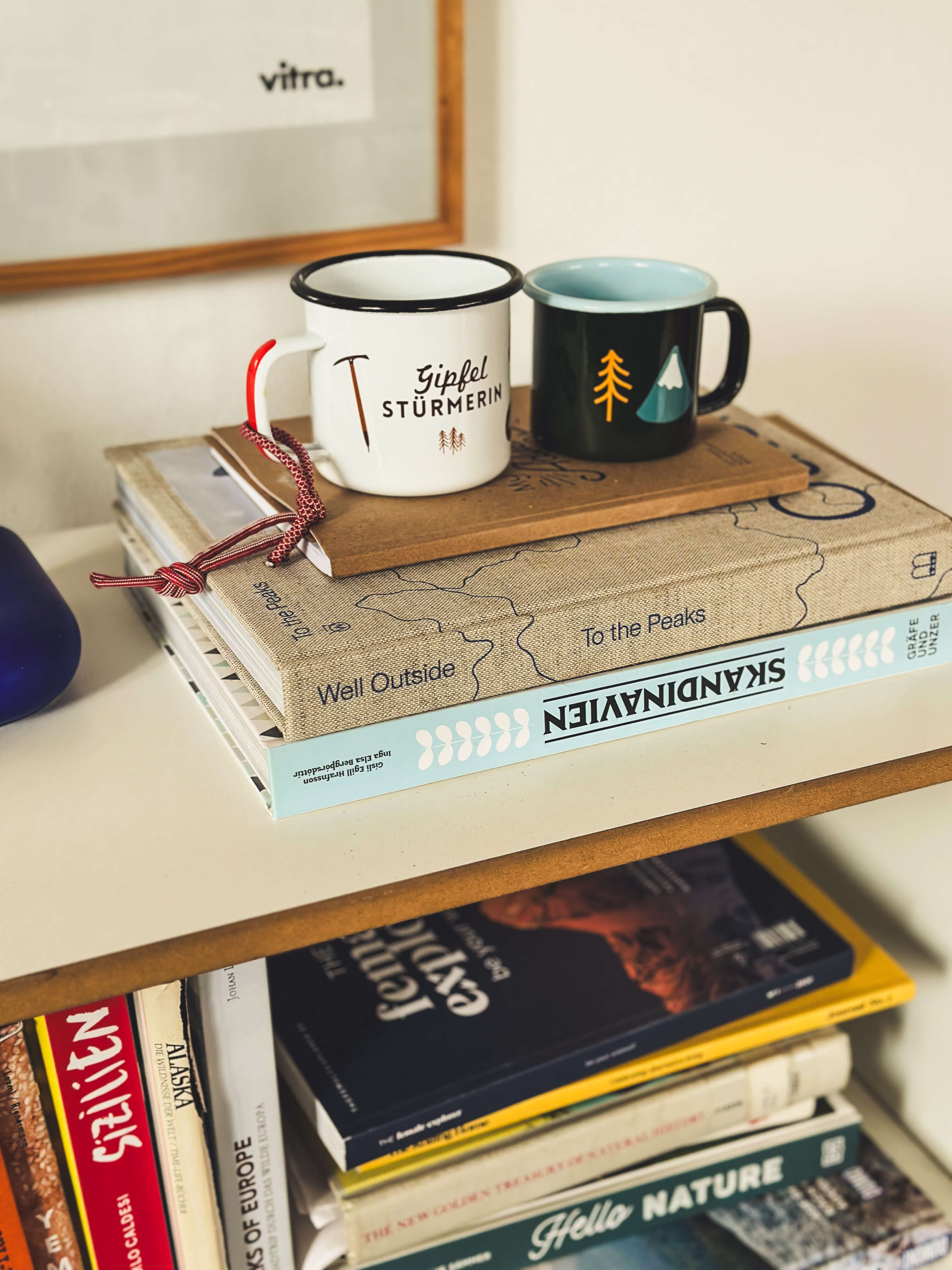 Roadtyping Emaille Tasse Gipfelstürmerin und Emaille Becher Kinder grün auf Büchern zum Thema Berg