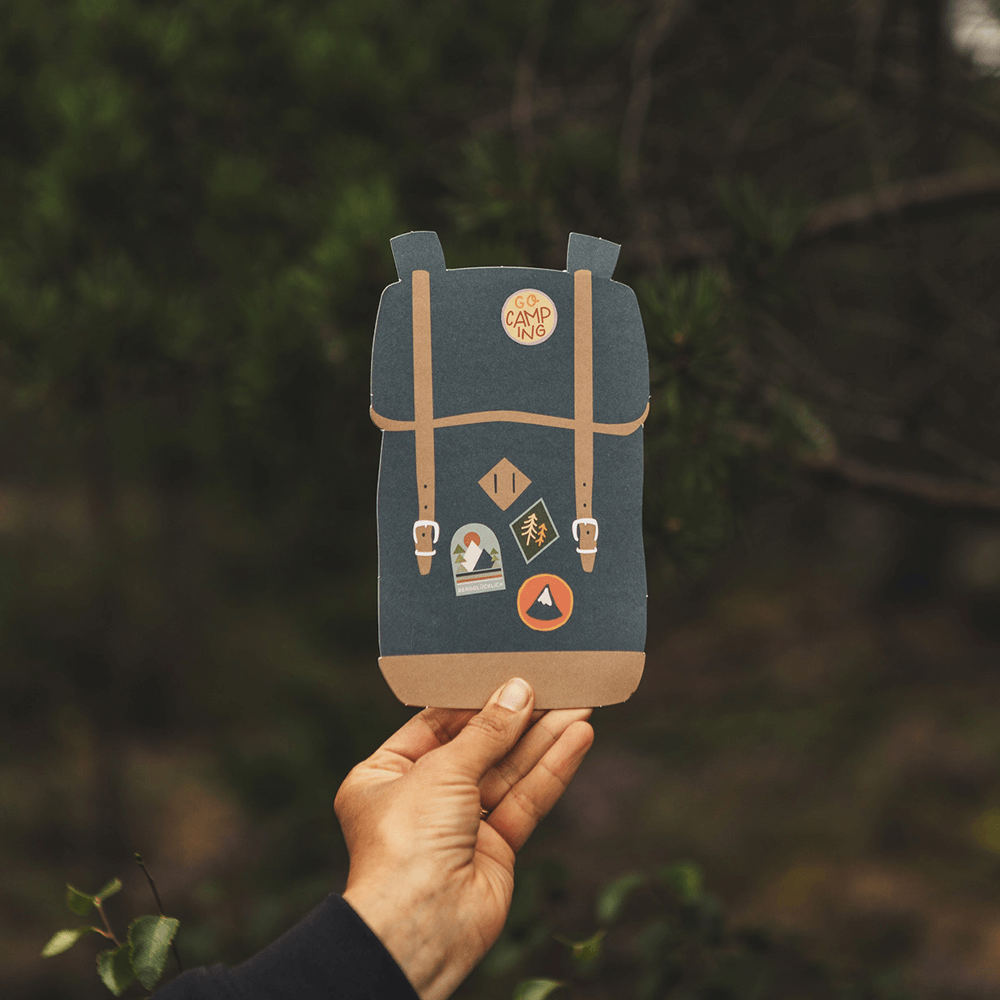 Stanzpostkarte von Roadtyping in Form eines grünen Rucksacks