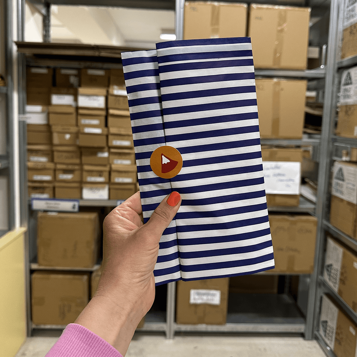 Blau-Weiß gestreifte Wundertüte im Roadtyping Lager