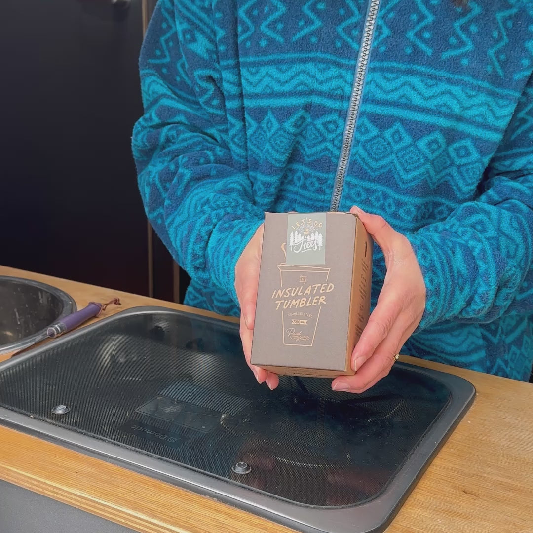 Isolierter Kaffeebecher Wald, grüne Farbe von Roadtyping