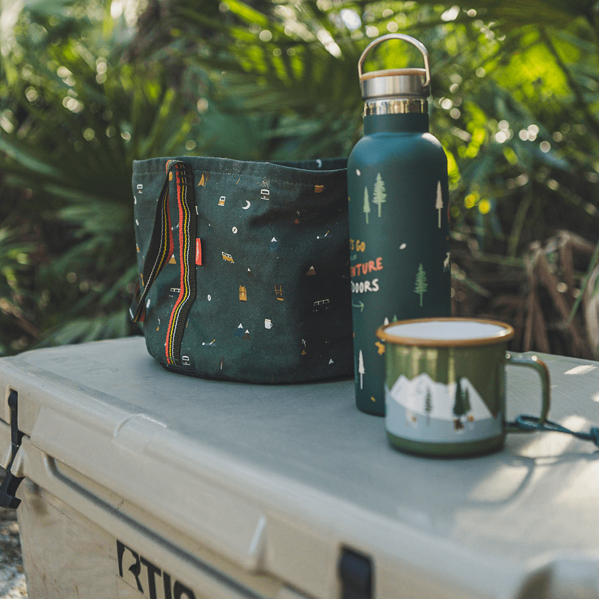 Camping Eimer, Trinkflasche und Emaille Becher Grün