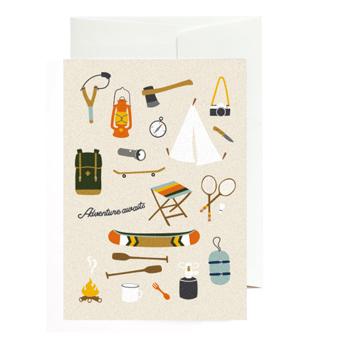 Grußkarte von Roadtyping mit der Illustration eines Kanus, umgeben von Outdoor-Utensilien wie einer Axt, einem Lagerfeuer und einem Becher.