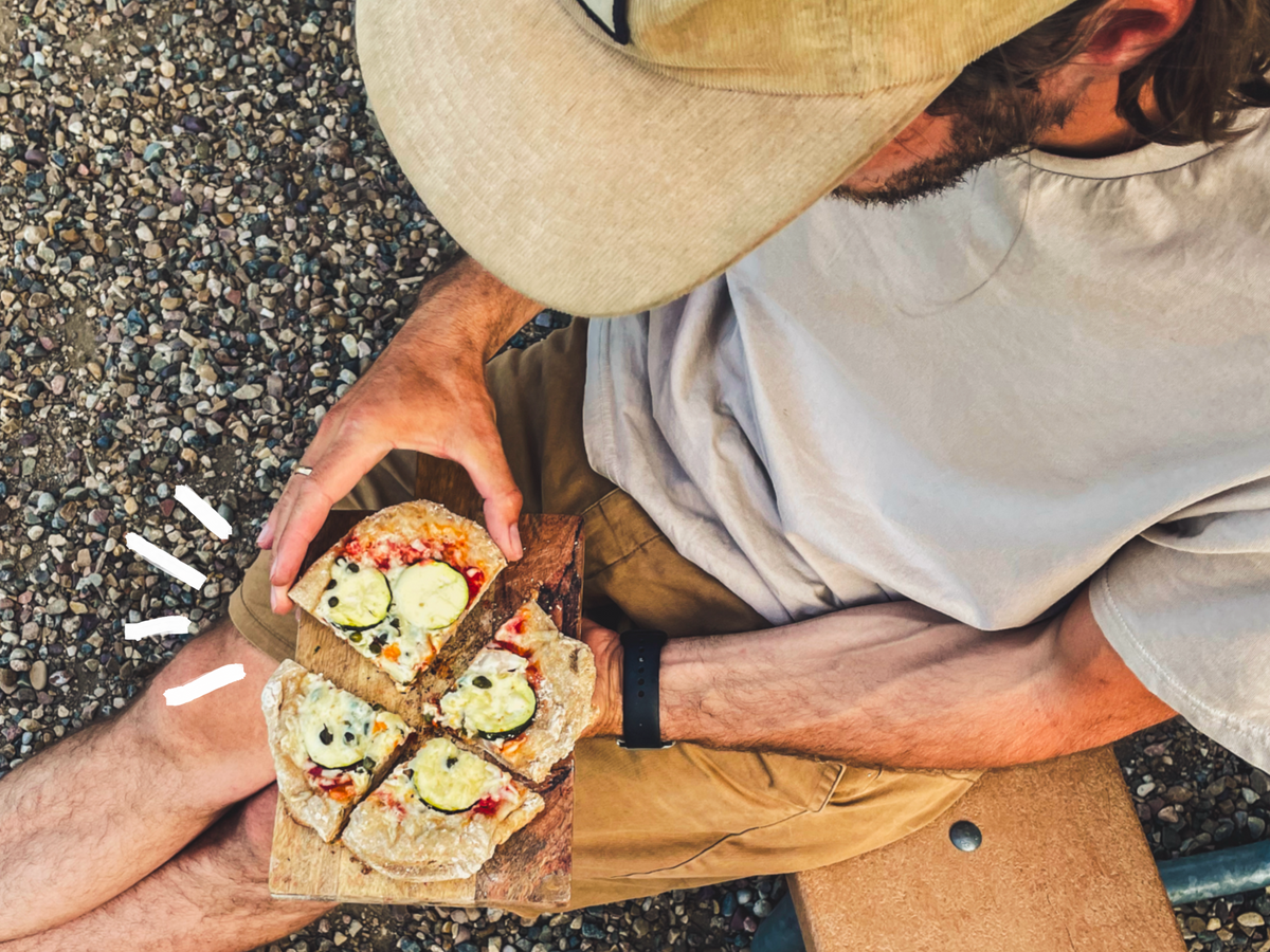 Outdoor Pizza Pfannenpizza oder Pfannenbrot beim Campen essen 
