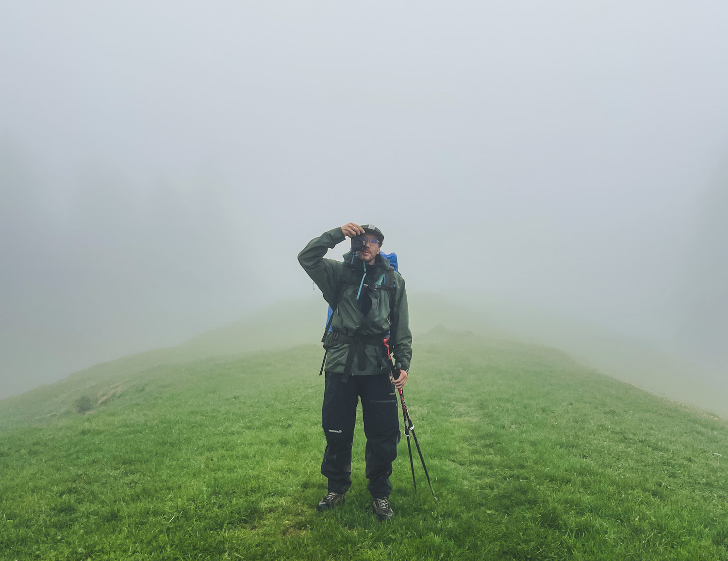 wanderung achtsam reisen nebel mystisch berg