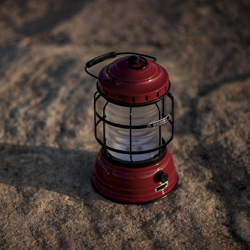Barebones rote waldlaterne campinglampe öllampe am strand