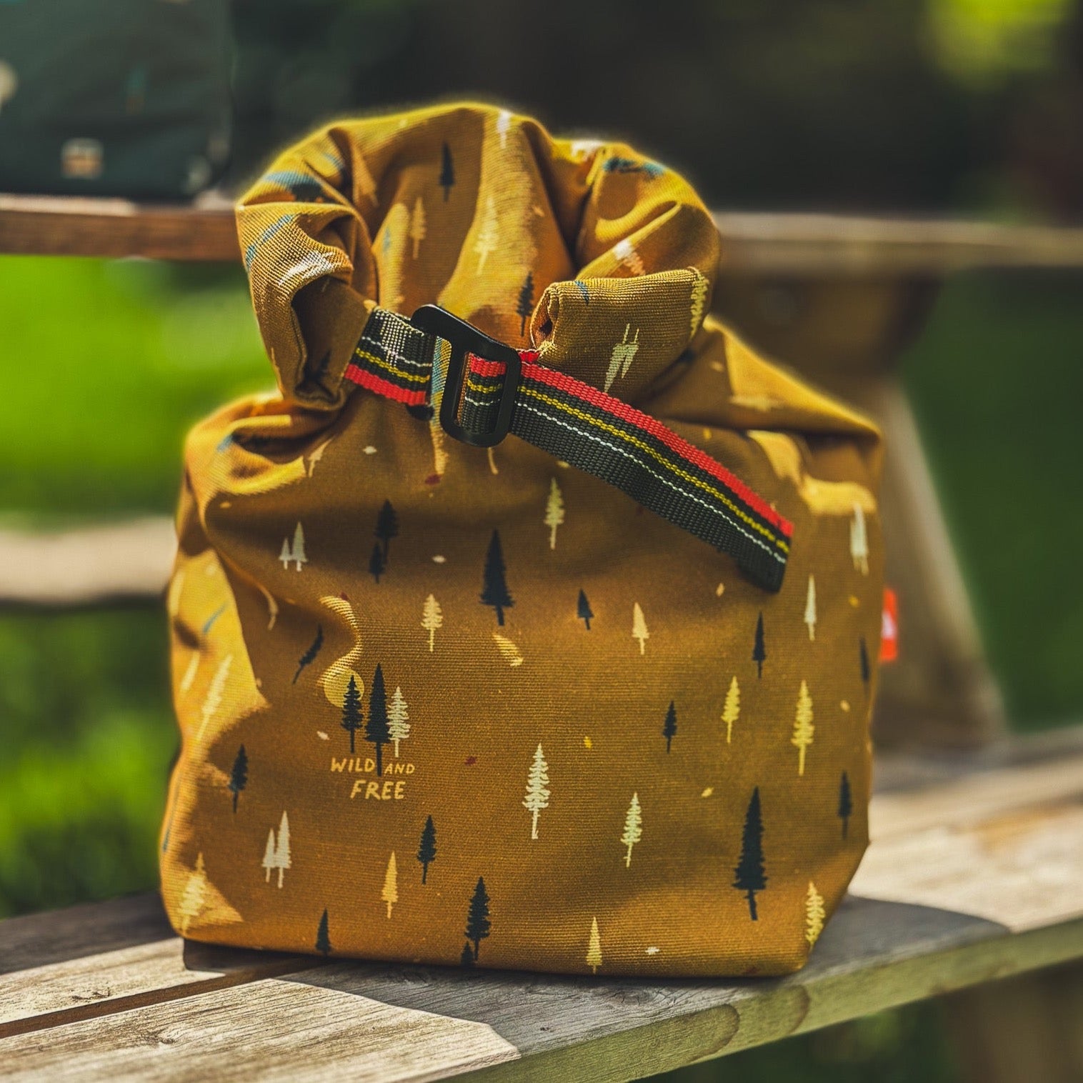 Braunen Lunchbag mit Bäumen von Roadtyping