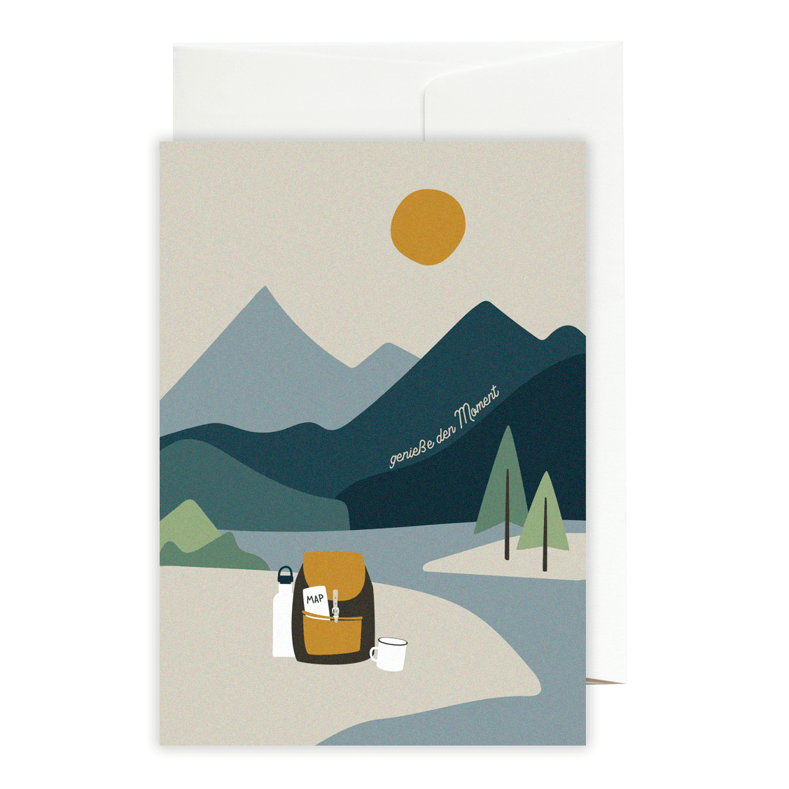 Klappkarte von Roadtyping mit dem Spruch genieße den Moment. Die Illustration zeigt eine Landshcaft mit blauer Bergkulisse und Rucksack mit Brotzeit.