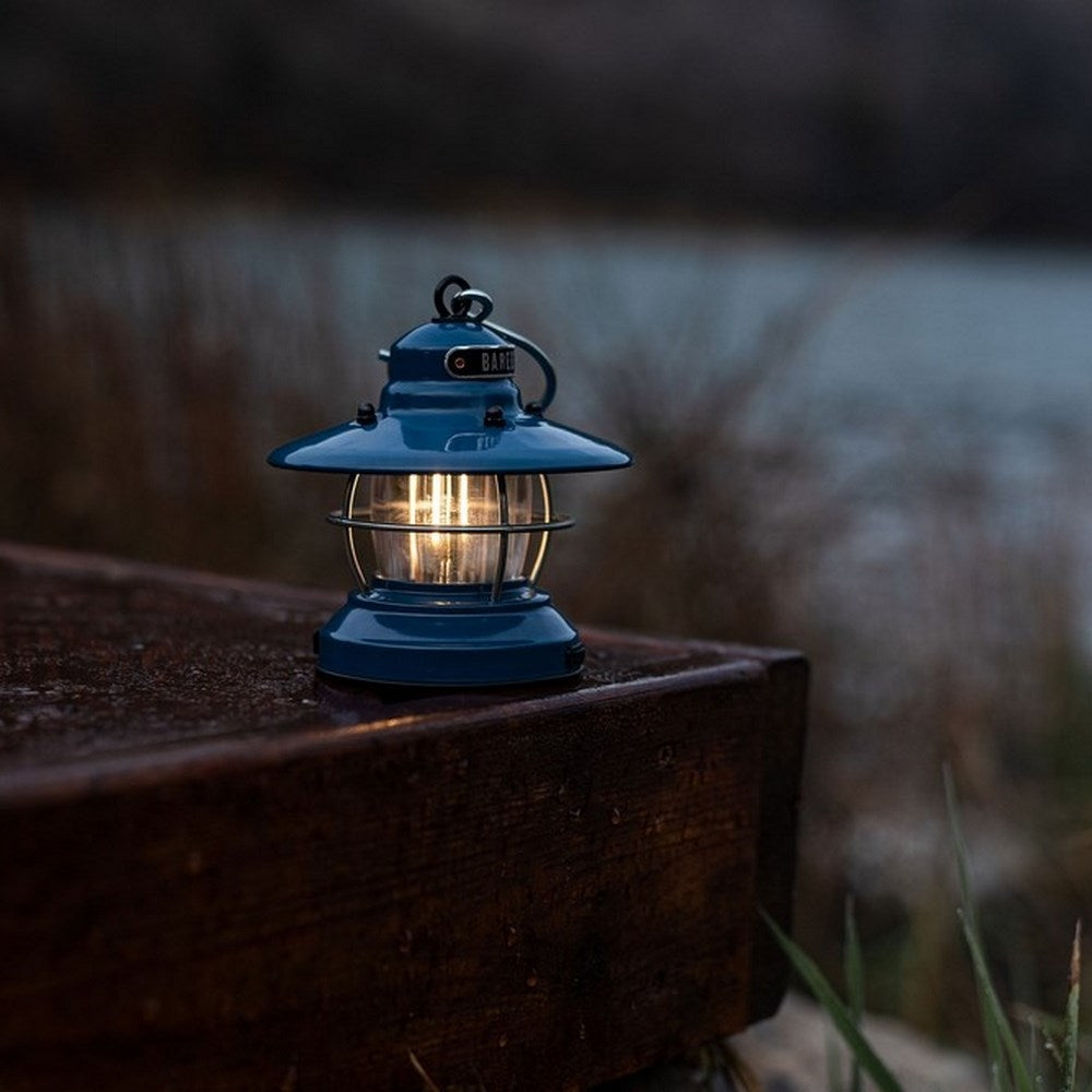 blaue retro Campinglampe Laterne von Barebones am See