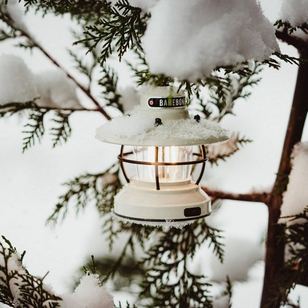 weiße retro Campinglampe Laterne von Barebones im Schnee