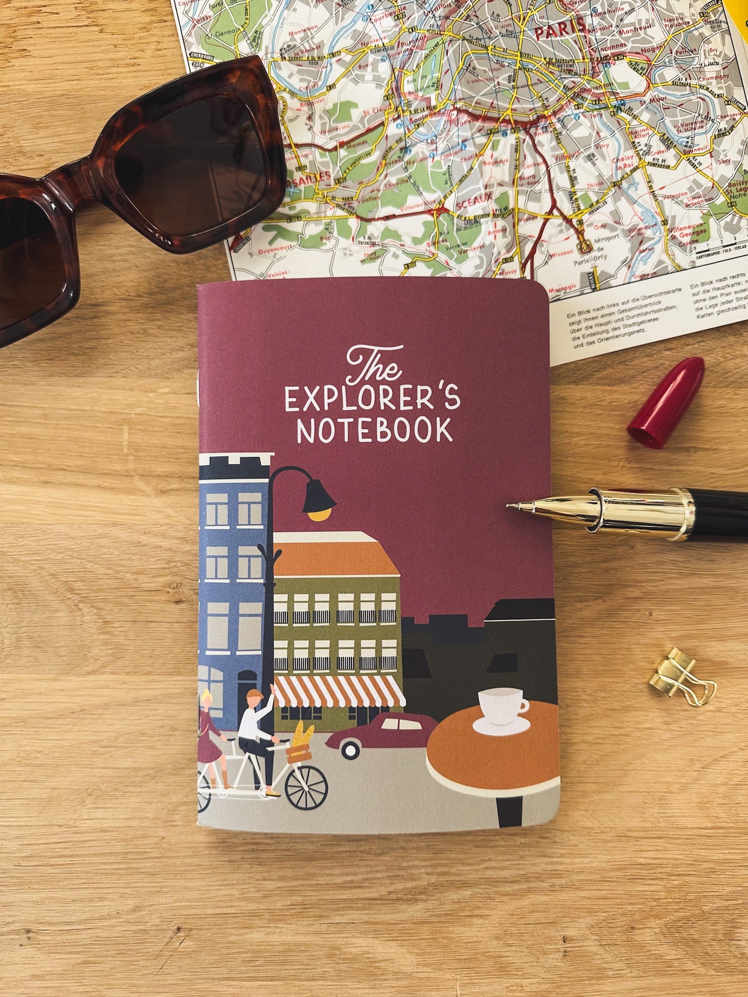 Reisetagebuch The Explorers Notebook Band 5 liegt offen auf einem Tisch
