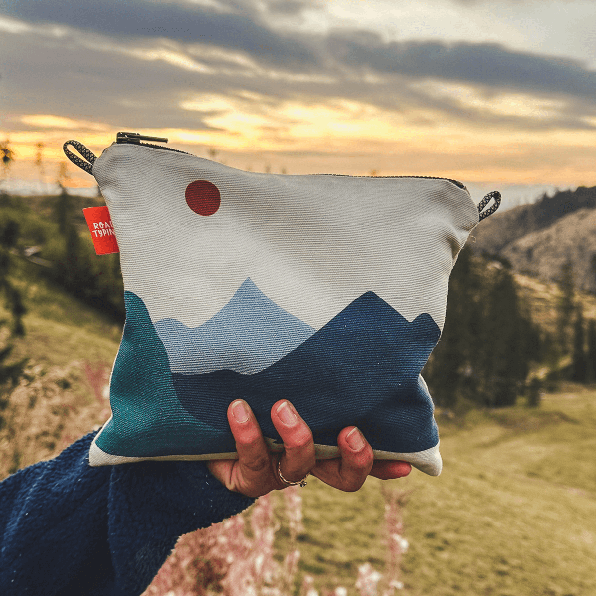 Foto von kleiner Pouch nutzbar als Kosmetiktasche, Gear Bag oder Travel Wallet. Kulturtasche aufhängen oder umhängen. Mit blauem Berggmotiv.
