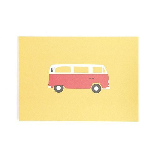 Illustration einer roten Retro-Camper_postkarte im minimalistischen Design auf gelbem Hintergund. Symbol für Roadtrip, Vanlife und Abenteuer. 